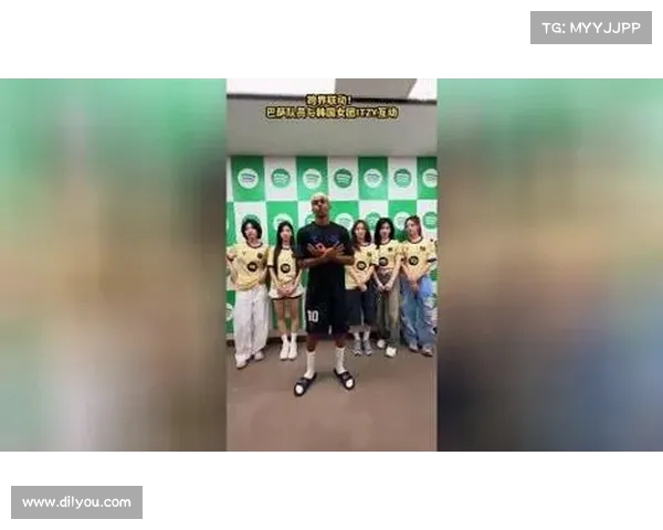 巴萨全队赴韩国宴会欣赏韩国画家融合表演感受艺术与足球的碰撞 巴萨全队赴韩国宴会欣赏韩国画家融合表演感受艺术与足球的碰撞